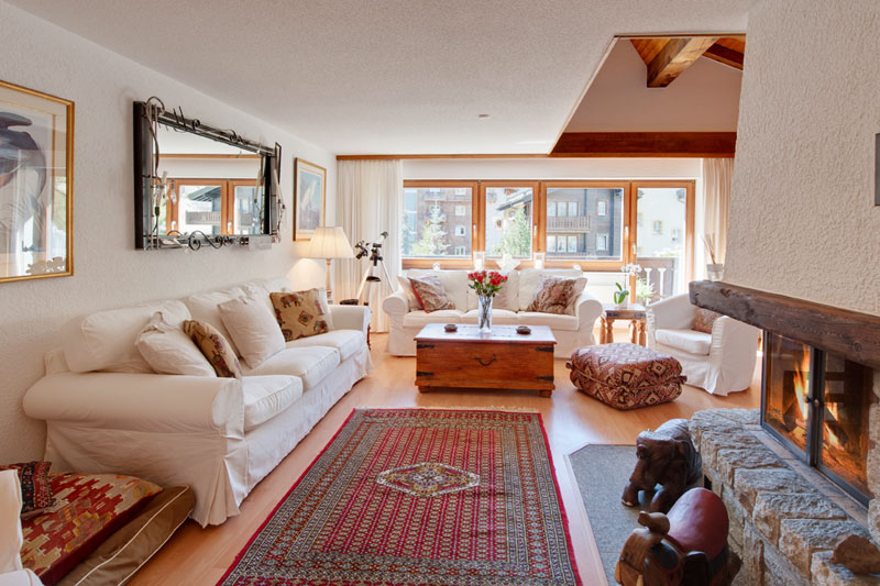 enlarged view of the lounge