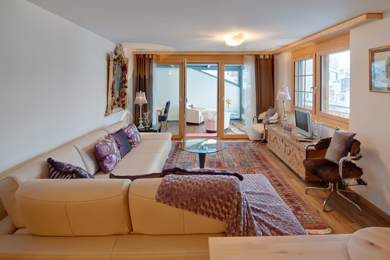 large view of the lounge