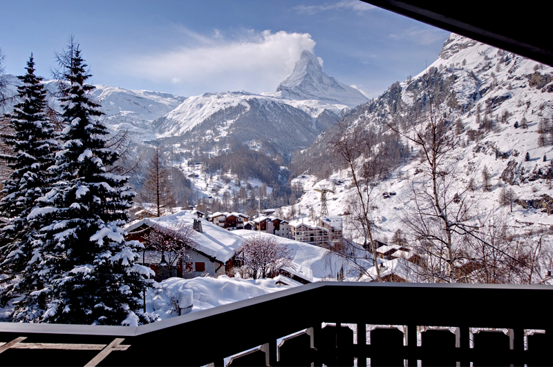 Large picture of the view from Chalet Turquino