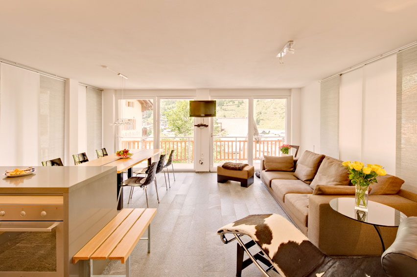 large view of the lounge