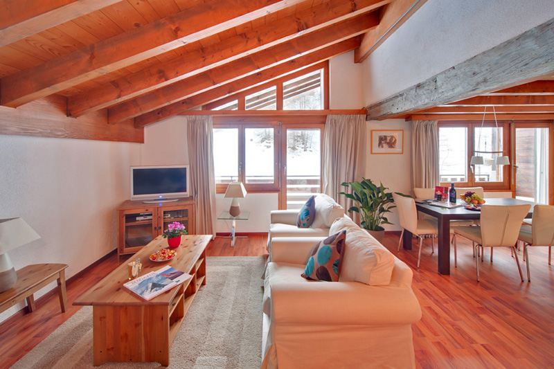 large view of the lounge