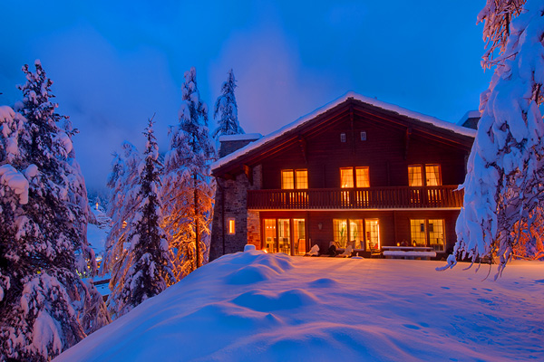 Chalet Les Ecureuils and its spacious garden at night