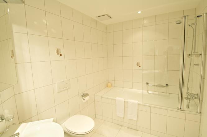 large view of the ensuite